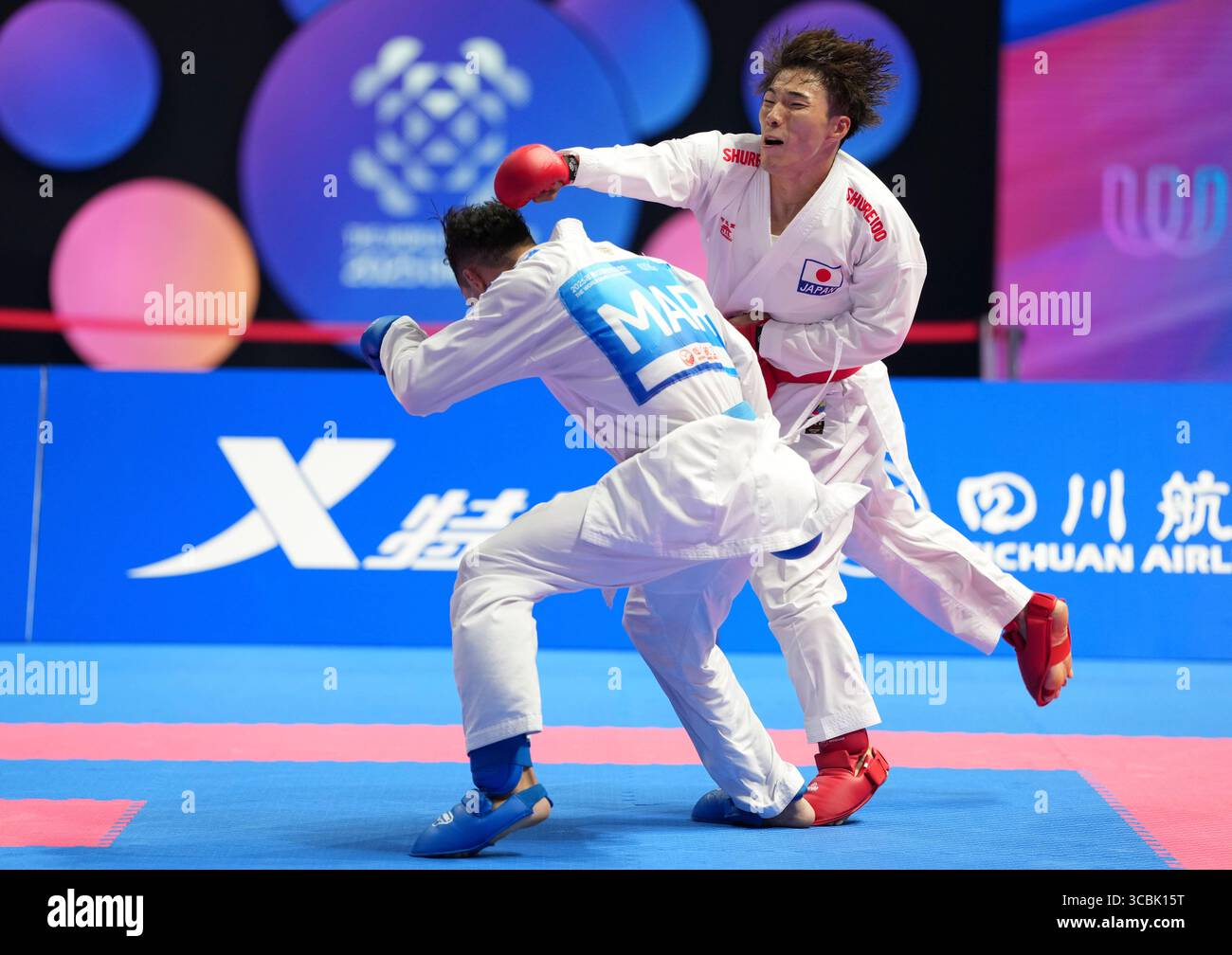 Chengdu, Chinas Provinz Sichuan. August 2025. Kozaki Yugo (R) aus Japan tritt bei 67 den World Games 2025 in Chengdu, südwestchinesischer Provinz Sichuan, am 8. August 2025 gegen Said Oubaya aus Marokko an. Quelle: Jiang Hongjing/Xinhua/Alamy Live News Stockfoto