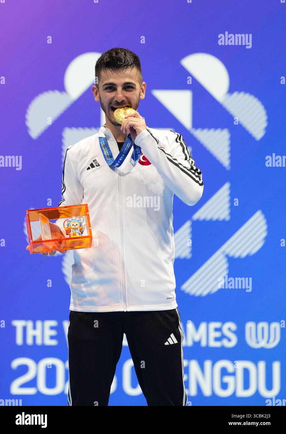 Chengdu, Chinas Provinz Sichuan. August 2025. Goldmedaillengewinner Eray Samdan von T¨¹rkiye posiert während der 60 kg schweren Siegerehrung des Karate-Events bei den World Games 2025 in Chengdu, südwestchinesischer Provinz Sichuan, 8. August 2025. Quelle: Jiang Hongjing/Xinhua/Alamy Live News Stockfoto