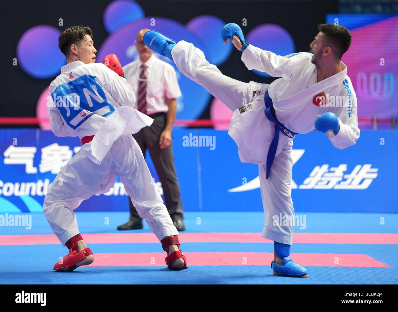 Chengdu, Chinas Provinz Sichuan. August 2025. Eray Samdan (R) von T¨¹rkiye tritt gegen Hashimoto Hiromu aus Japan während des 60 kg schweren Kumit-Goldmedaillenspiels der Männer bei den World Games 2025 in Chengdu, südwestchinesischer Provinz Sichuan, am 8. August 2025 an. Quelle: Jiang Hongjing/Xinhua/Alamy Live News Stockfoto