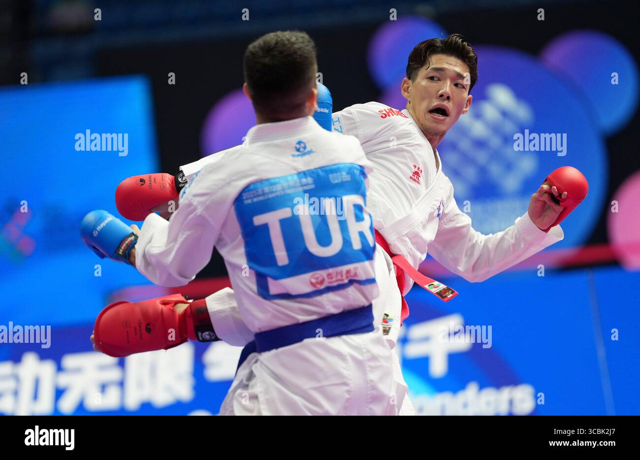 Chengdu, Chinas Provinz Sichuan. August 2025. Hashimoto Hiromu (R) aus Japan tritt gegen Eray Samdan aus T¨¹rkiye während des Kumit-60-kg-Goldmedaillenspiels der Männer bei den World Games 2025 in Chengdu, südwestchinesischer Provinz Sichuan, am 8. August 2025 an. Quelle: Jiang Hongjing/Xinhua/Alamy Live News Stockfoto