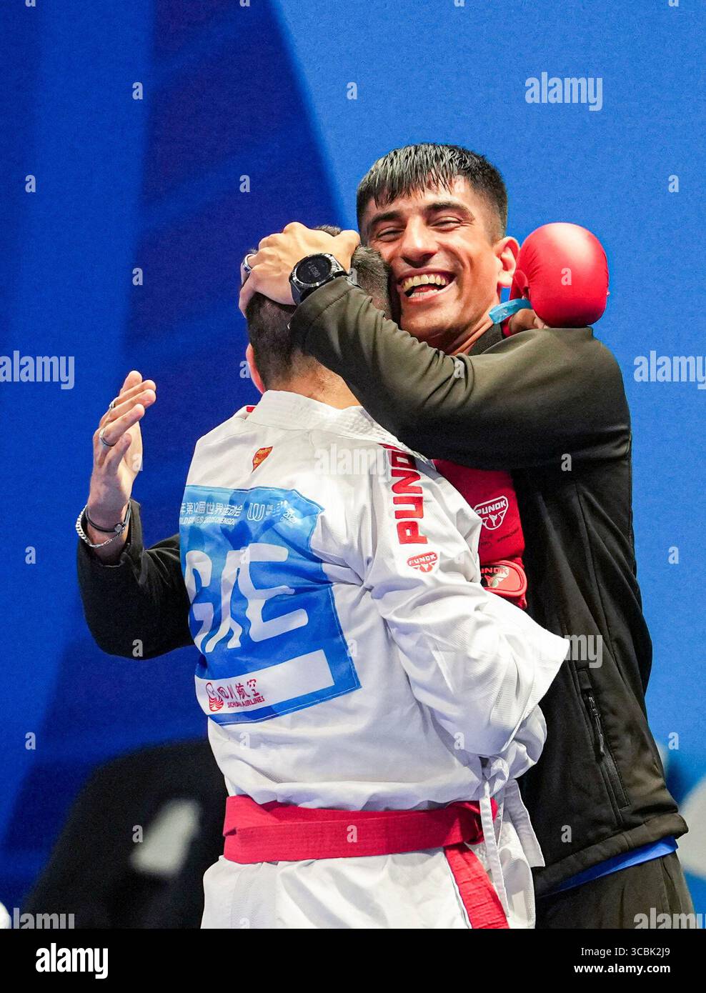 Chengdu, Chinas Provinz Sichuan. August 2025. Christos Xenos aus Griechenland umarmt seinen Trainer, nachdem er bei den World Games 2025 in Chengdu, südwestchinesischer Provinz Sichuan, am 8. August 2025 das Kumit-60 kg-Bronzemedaillenspiel gegen Abdullah Shaaban aus Kuwait of Karate gewonnen hat. Quelle: Tenzin Nyida/Xinhua/Alamy Live News Stockfoto