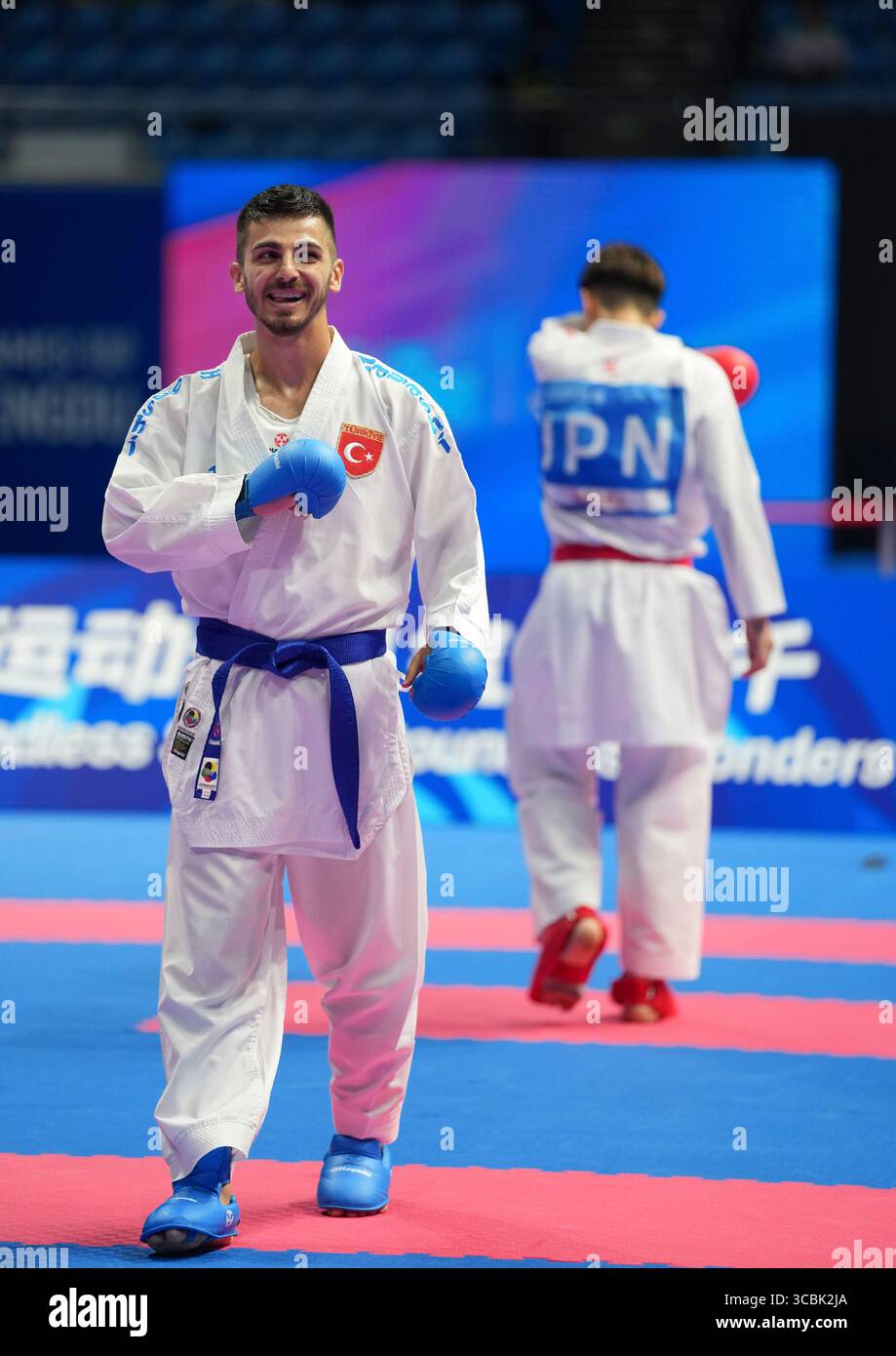 Chengdu, Chinas Provinz Sichuan. August 2025. Eray Samdan (L) von T¨¹rkiye feiert den Gewinn des 60 kg schweren Kumit-Spiels gegen Hashimoto Hiromu aus Japan of Karate bei den World Games 2025 in Chengdu, südwestchinesische Provinz Sichuan, 8. August 2025. Quelle: Jiang Hongjing/Xinhua/Alamy Live News Stockfoto