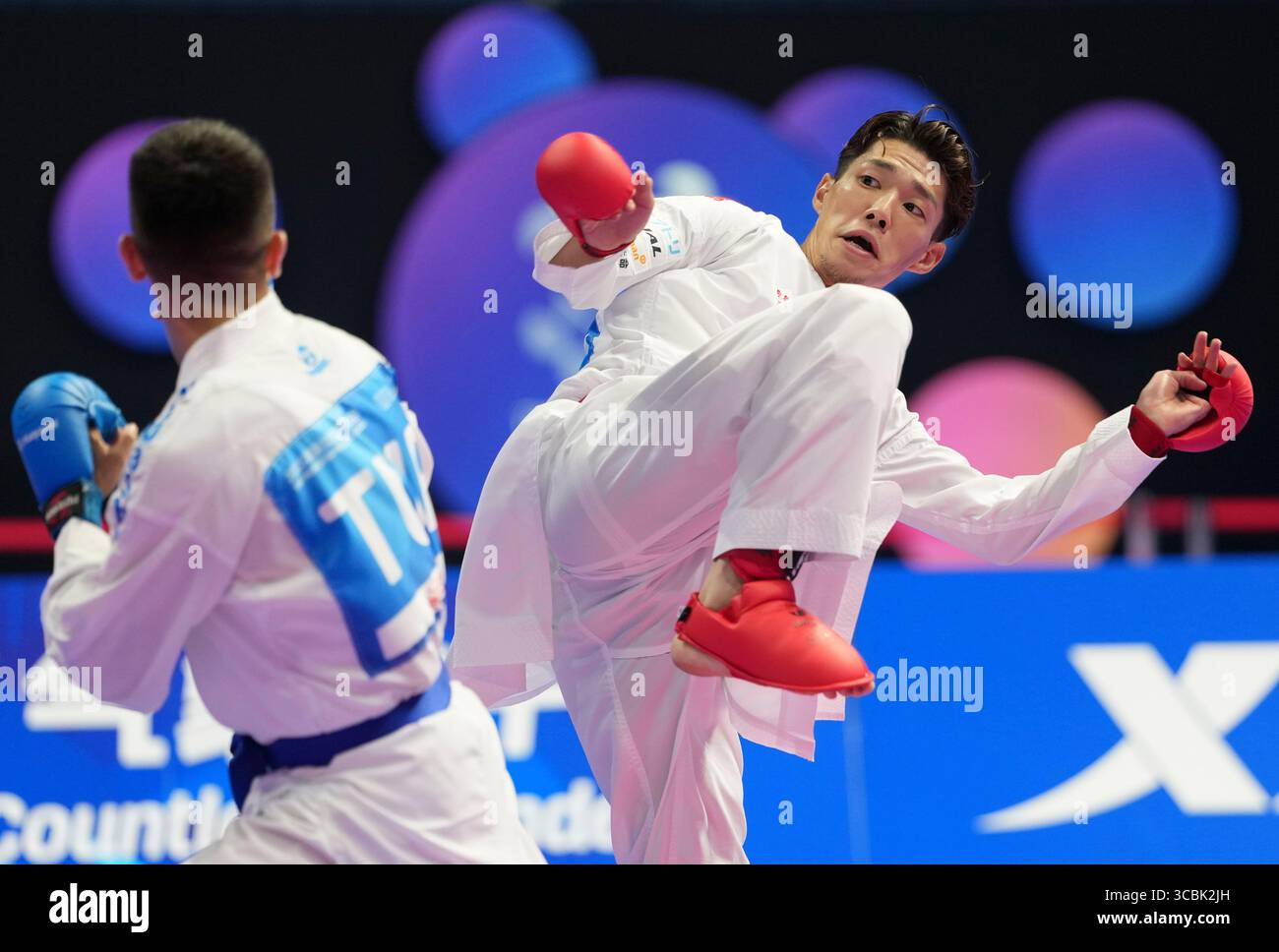 Chengdu, Chinas Provinz Sichuan. August 2025. Hashimoto Hiromu (R) aus Japan tritt gegen Eray Samdan aus T¨¹rkiye während des Kumit-60-kg-Goldmedaillenspiels der Männer bei den World Games 2025 in Chengdu, südwestchinesischer Provinz Sichuan, am 8. August 2025 an. Quelle: Jiang Hongjing/Xinhua/Alamy Live News Stockfoto