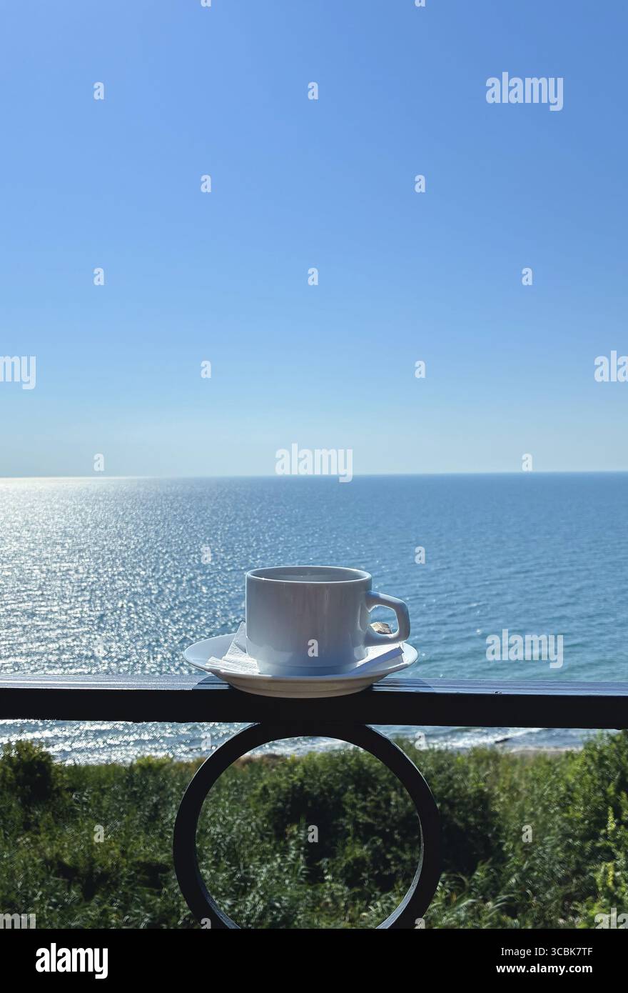 Eine Tasse Kaffee gegen das Meer Stockfoto