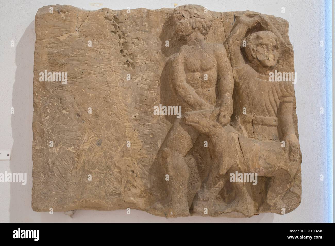 Sevilla, Spanien - 16. April 2019: Iberisches römisches Basrelief mit Opferszene im Archäologischen Museum von Sevilla, Andalusien, Spanien Stockfoto