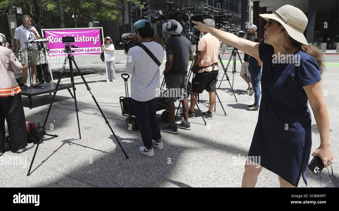 19. Oktober 2022: Pro-Choice Ana Marie Farias ruft eine Handvoll Anti-Abtreibung-Demonstranten an, als Exekutivdirektor der Pro-Life Action League, Eric Scheidler, spricht am 24. Juni 2022 auf der Federal Plaza in Chicago nach dem Sturz von Roe v. Wade. (Bild: © Antonio Perez/Chicago Tribune via ZUMA Press Wire) Stockfoto