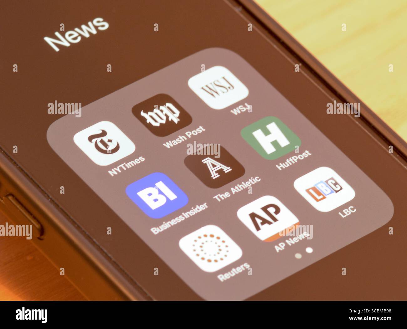Apps internationaler Nachrichtenanbieter auf einem Smartphone-Bildschirm Stockfoto