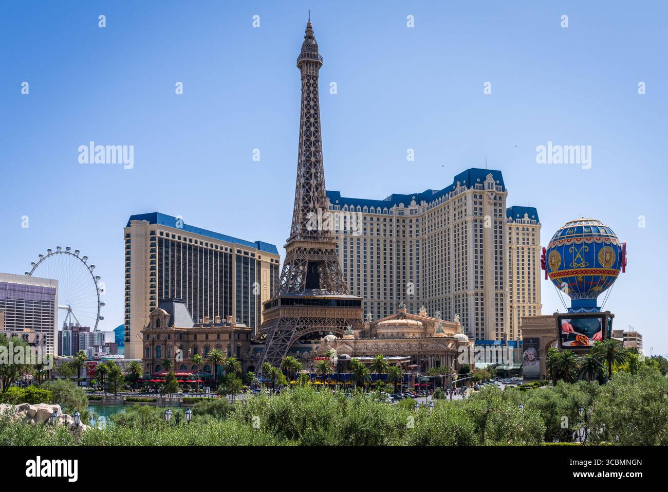 Las Vegas, Nevade - 23. Juni 2025: Las Vegas Strip mit dem Eiffelturm, Paris Hotel und dem High Roller Aussichtsrad Stockfoto