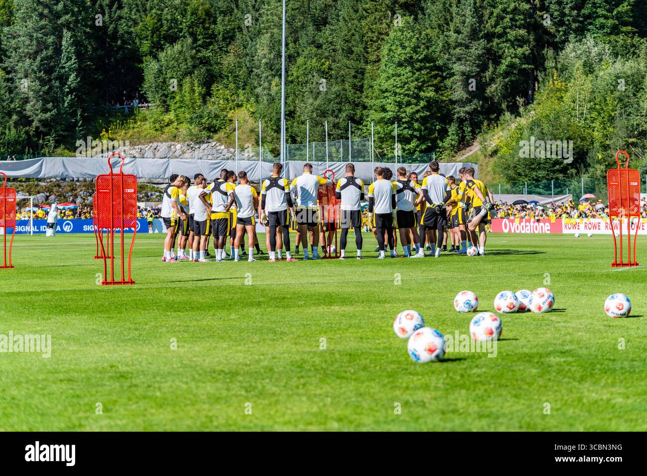 Trainingslager in Borussia Dortmund in Saalfelden Teamkreis Mannschaftskreis vor Trainingsbeginn Credit: dpa Picture Alliance/Alamy Live News Stockfoto
