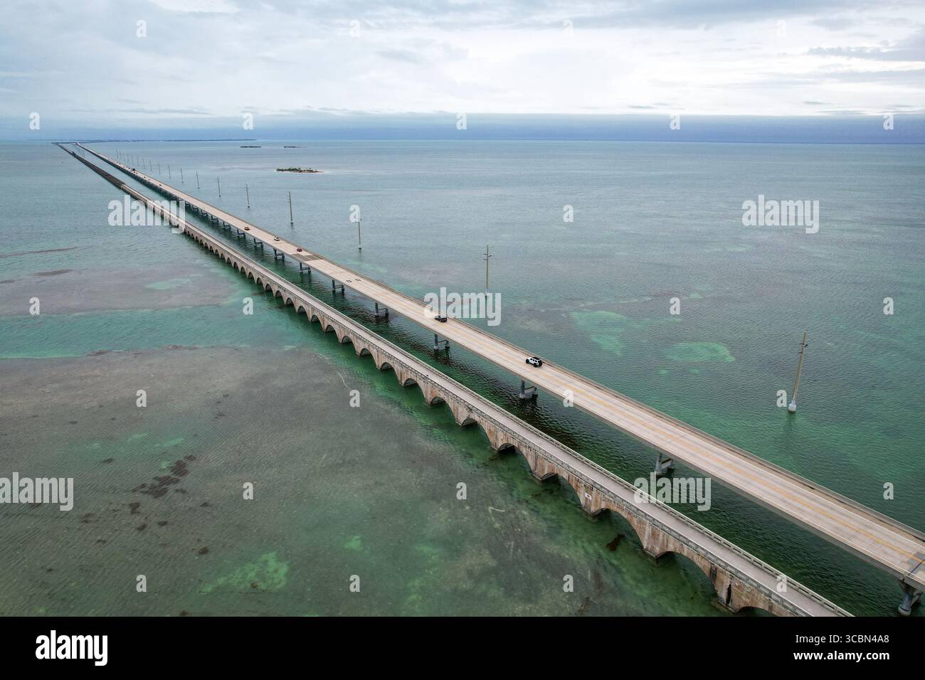 Blick aus der Vogelperspektive auf den Overseas Highway und die alte Brücke, die durch das türkisfarbene Wasser führt, Big Pine Key, Florida, USA. Stockfoto