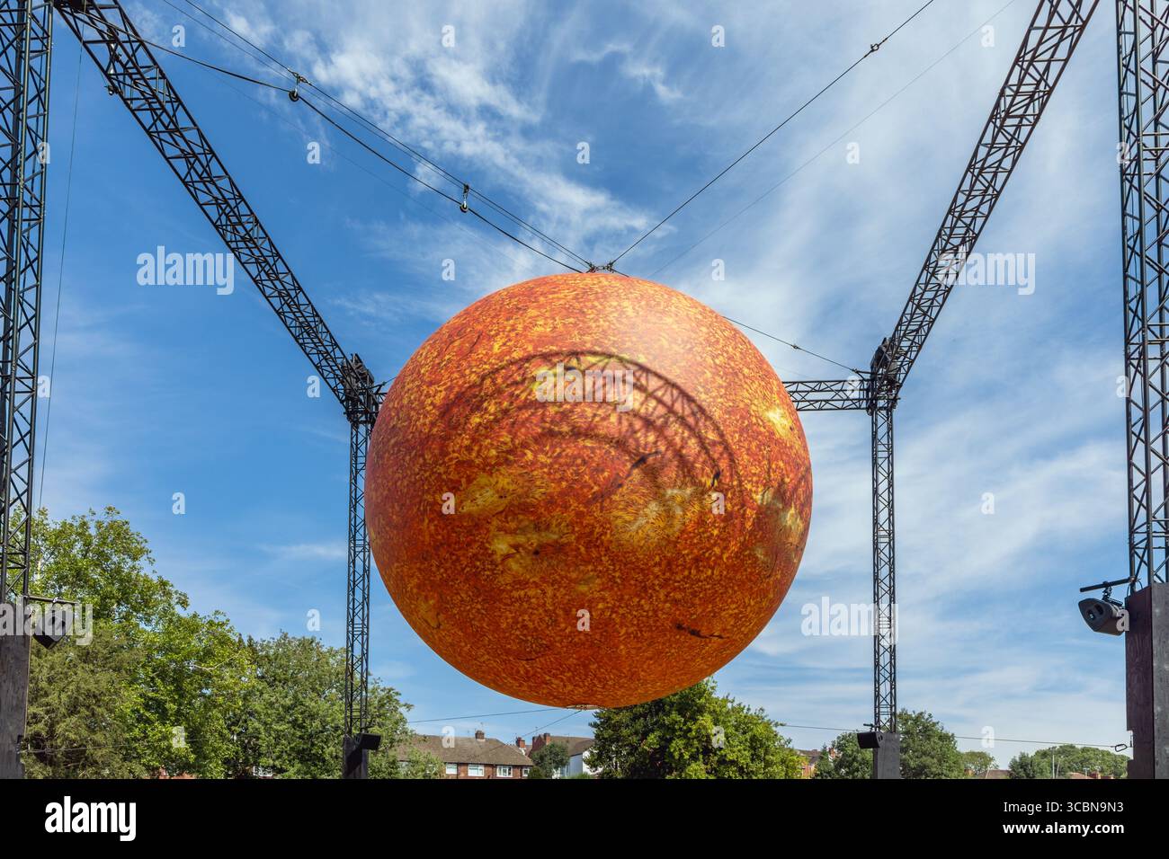 Helios, ein Kunstwerk der Sonne von Luke Jerram, ausgestellt in Charterhouse, Coventry, West Midlands, England, UK Stockfoto