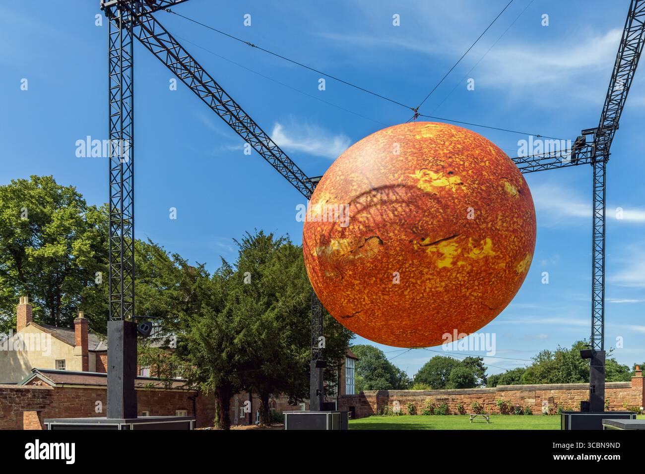 Helios, ein Kunstwerk der Sonne von Luke Jerram, ausgestellt in Charterhouse, Coventry, West Midlands, England, UK Stockfoto