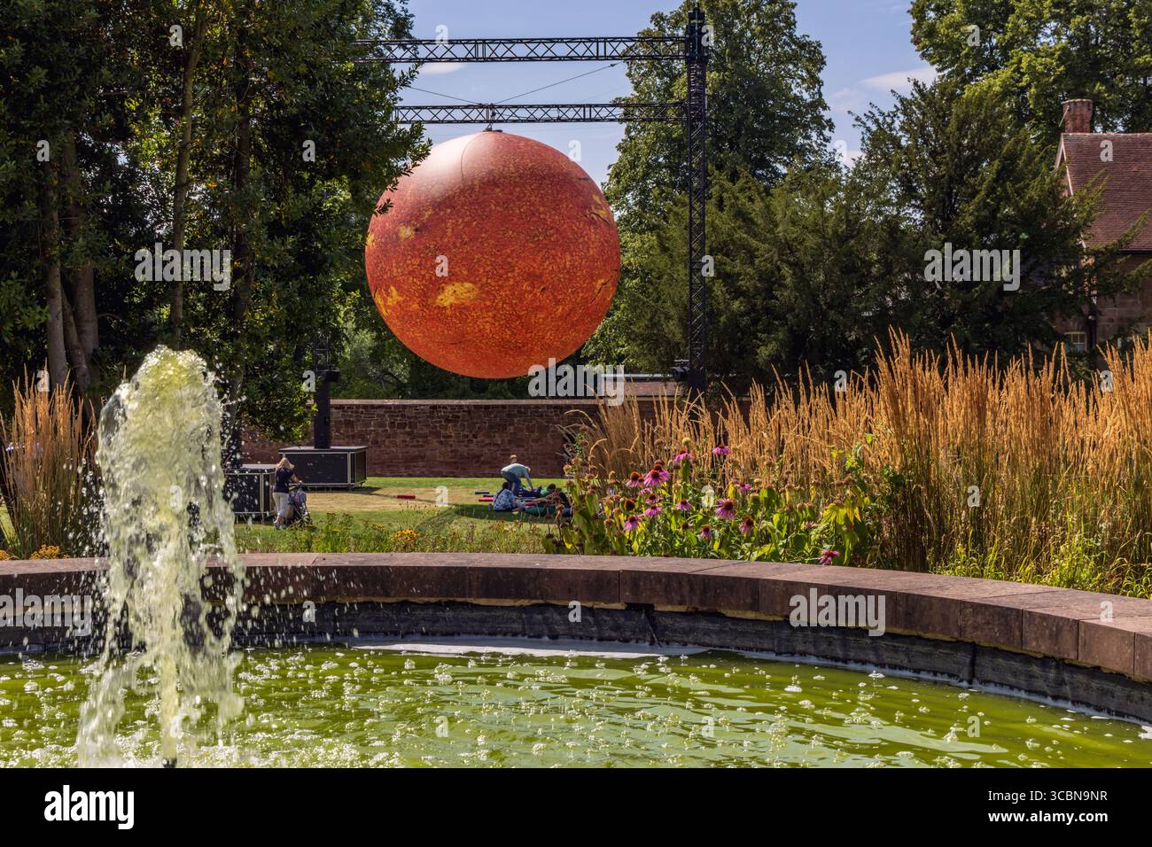 Helios, ein Kunstwerk der Sonne von Luke Jerram, ausgestellt in Charterhouse, Coventry, West Midlands, England, UK Stockfoto