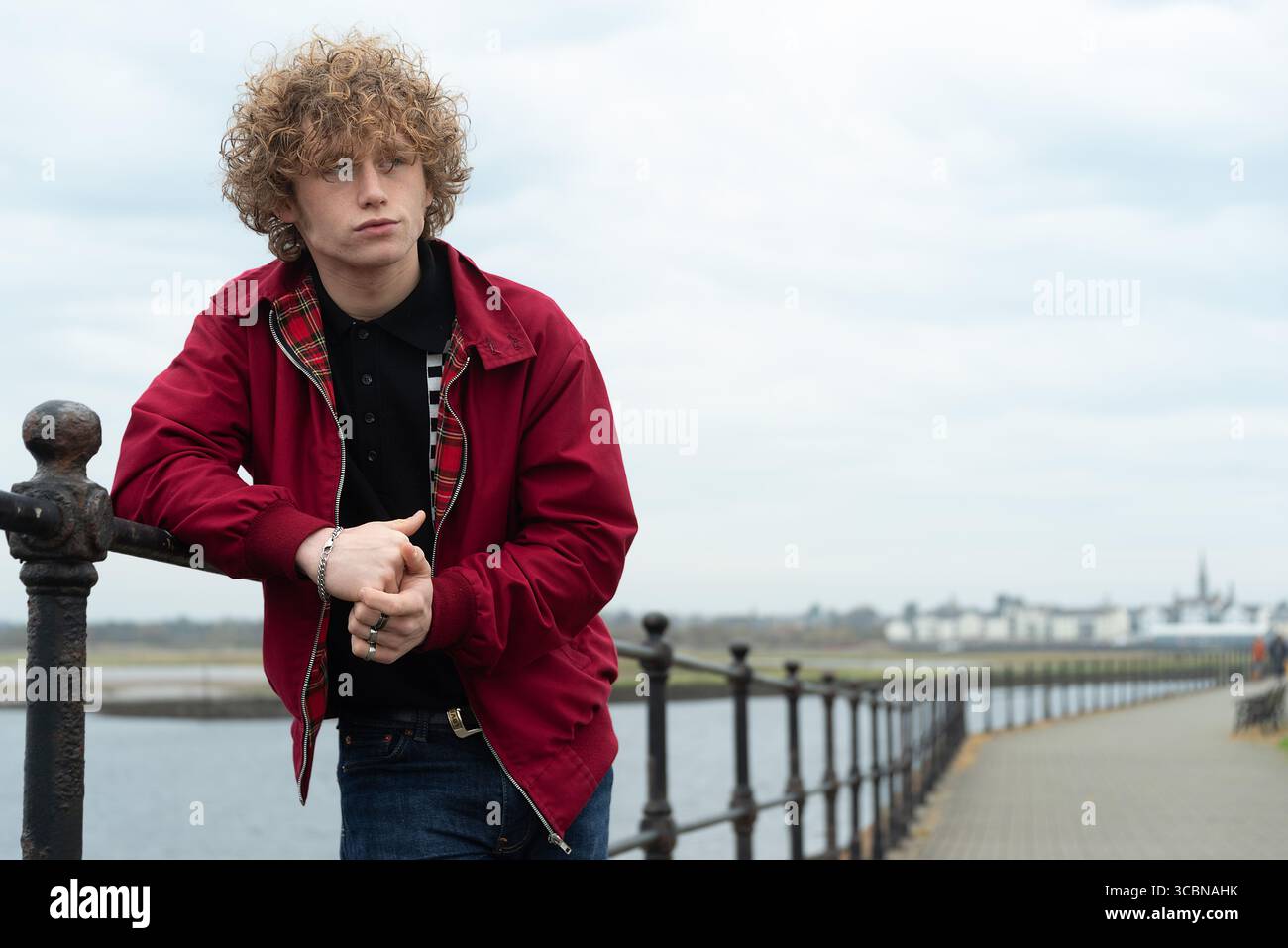 Junge männliche Model in Mod Fashion posiert in Irvine Beach, Schottland Stockfoto