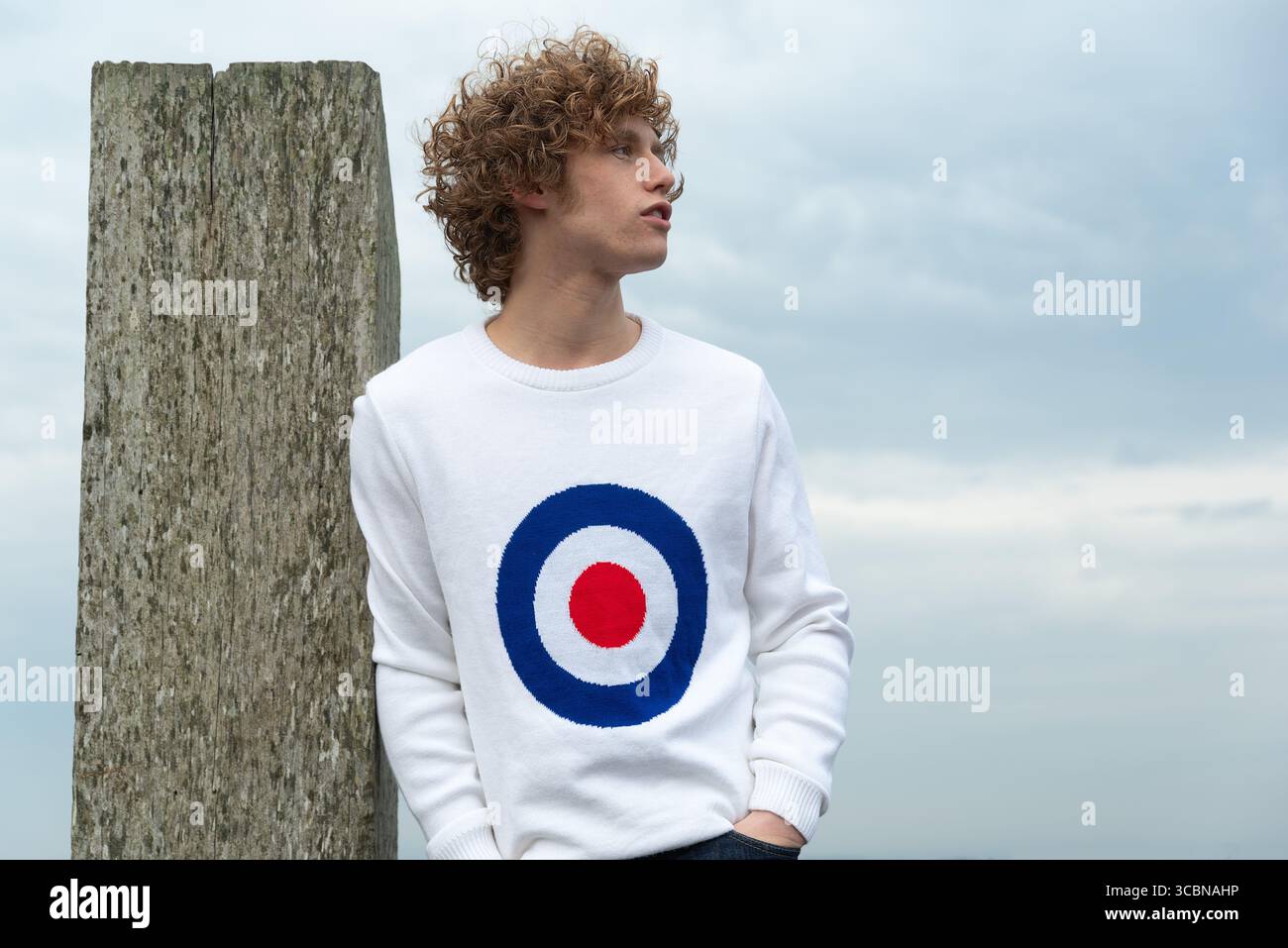 Junge männliche Model in Mod Fashion posiert in Irvine Beach, Schottland Stockfoto