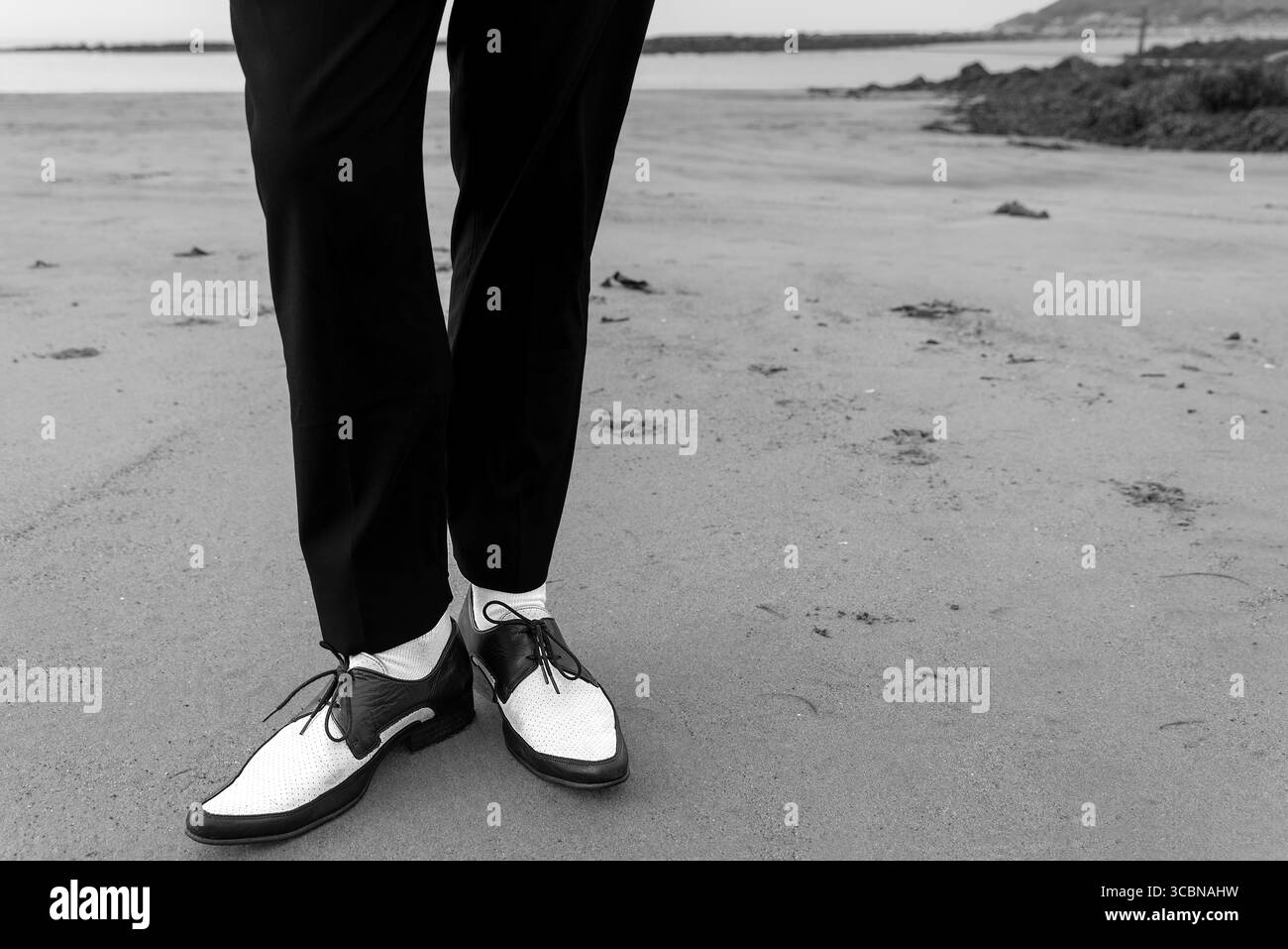 Junge männliche Model in Mod Fashion posiert in Irvine Beach, Schottland Stockfoto