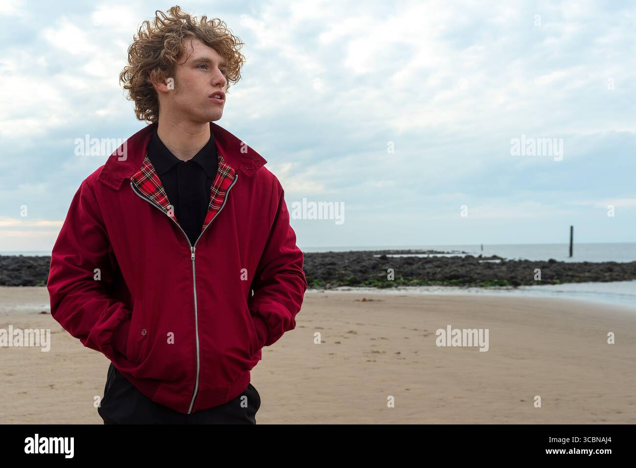 Junge männliche Model in Mod Fashion posiert in Irvine Beach, Schottland Stockfoto