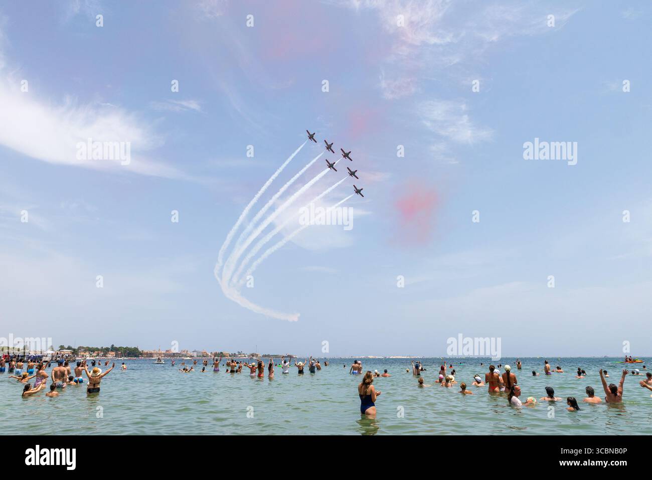 Letzte Präsentation des Patrulla Águila-Displayteams, das die CASA C101 Aviojet Jets fliegt, bevor es auf PC-21 Turboprop umgestellt wird. Anzeige über Mar Menor. Menschen Stockfoto