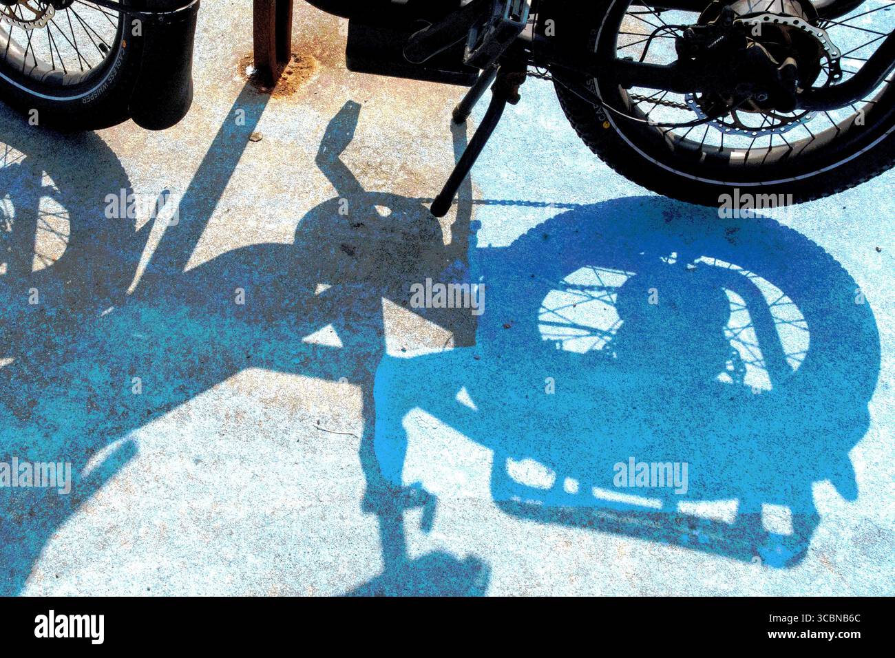 Sonnenlicht Bike Shadow abstrakt Stockfoto
