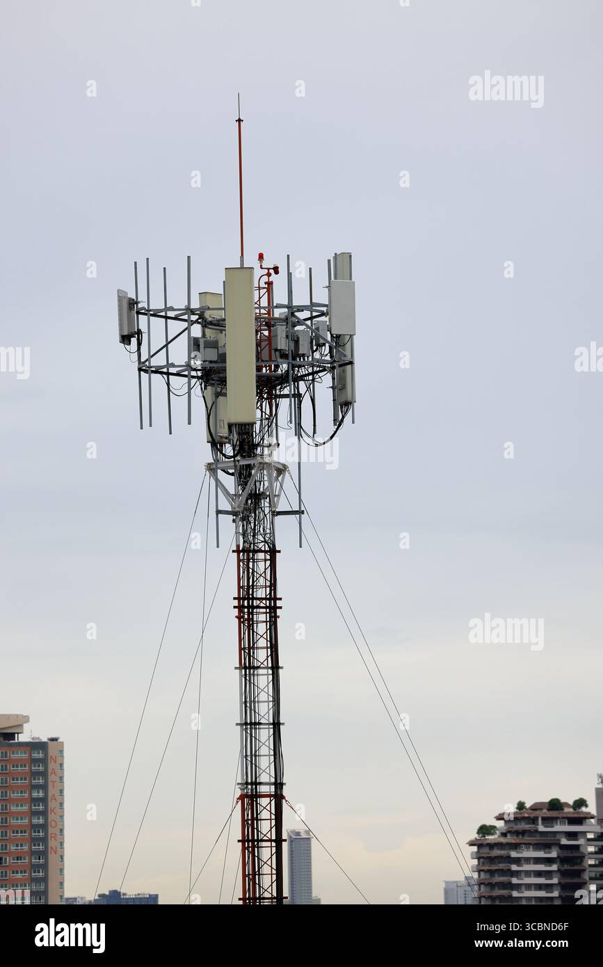 Antennenmast für drahtlose Kommunikation, Antennenmast für Mobiltelefone auf dem heruntergekommenen Gebäude. Stockfoto