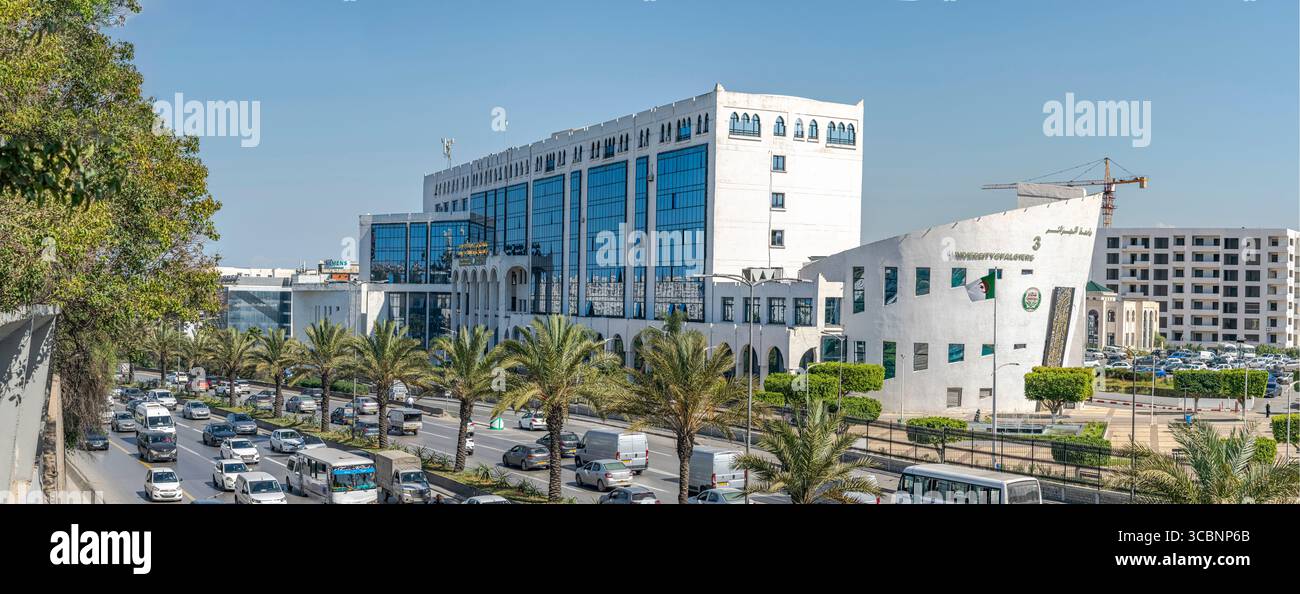 Algier, Algerien, 7. April 2025: Bootförmige Universität Algier 3, Ibrahim Sultan Cheibout, Fakultät für Informations- und Kommunikationswissenschaft. Stockfoto