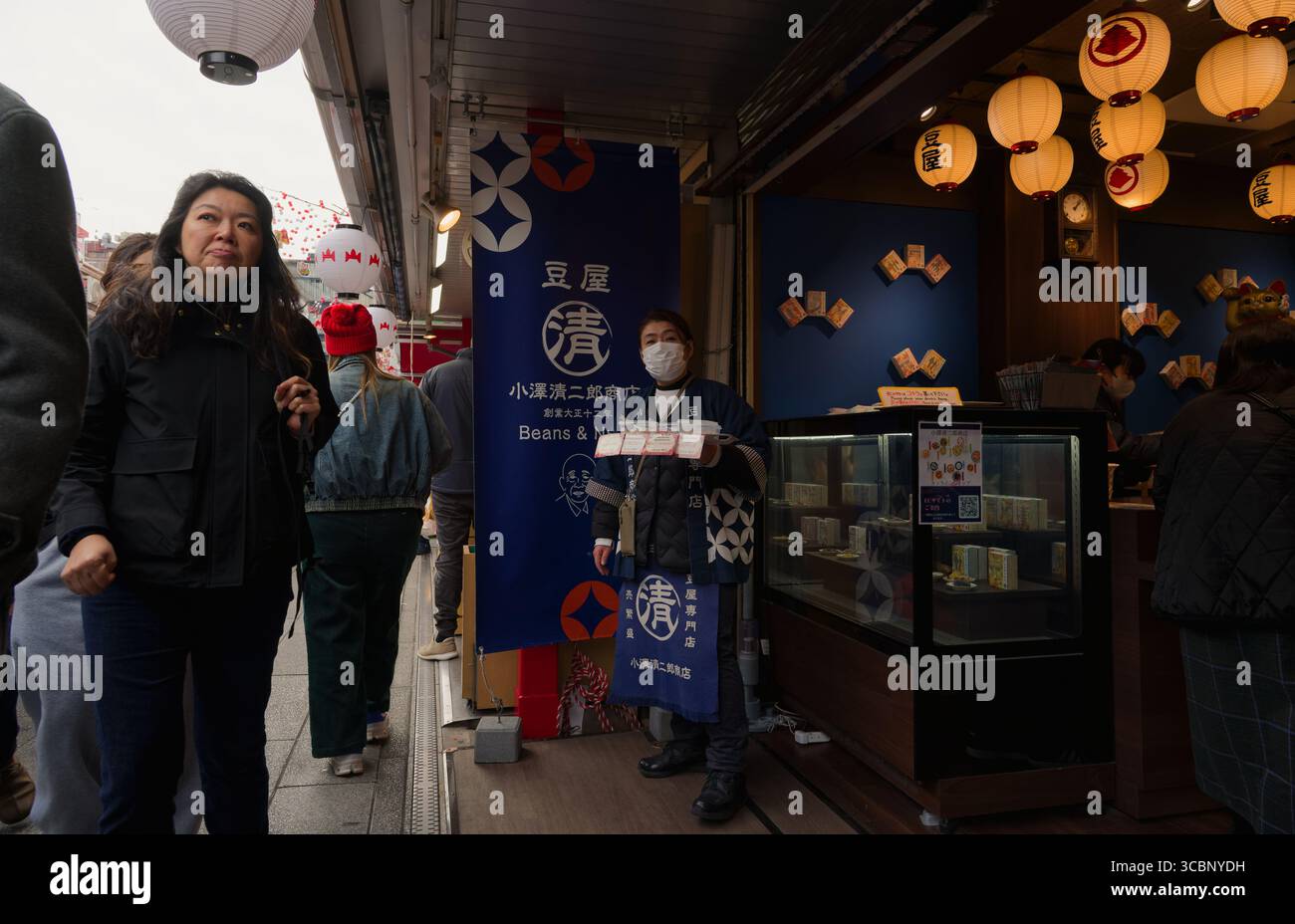 Anbieter, der verpackte Leckereien in einem Bohnen- und Nussgeschäft in der Einkaufsstraße Nakamise anbietet Stockfoto
