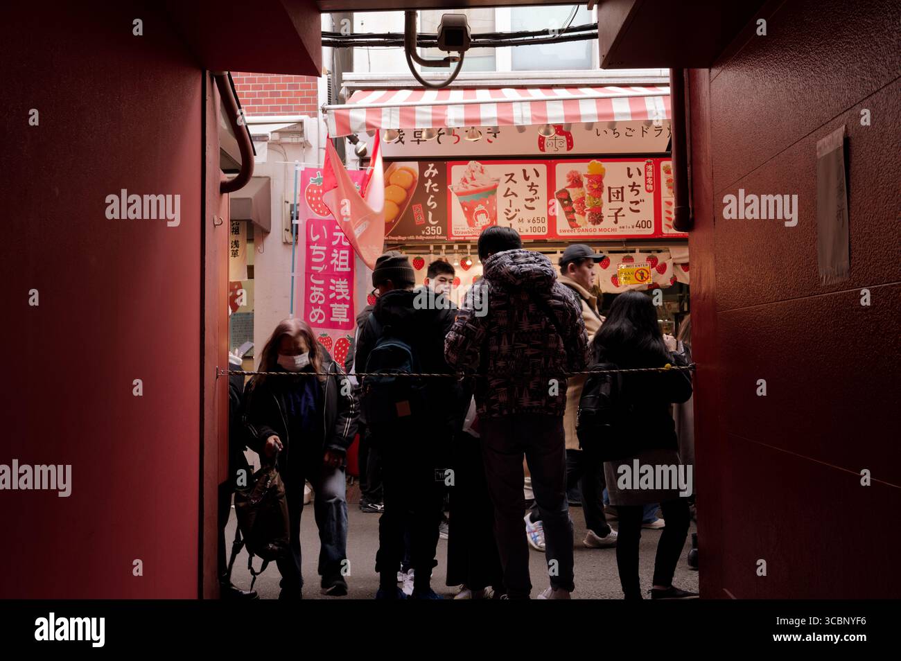 Leute stehen vor einem Erdbeergeschäft in der Einkaufsstraße Nakamise Stockfoto