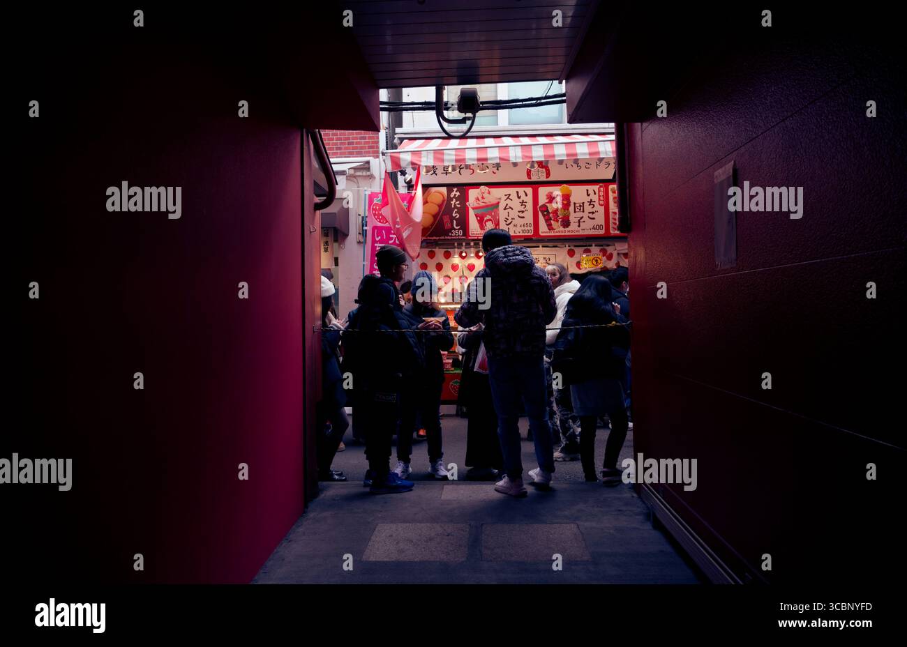 Die Menschen treffen sich an einem Dessertstand mit Erdbeermotiv in der Einkaufsstraße Nakamise Stockfoto