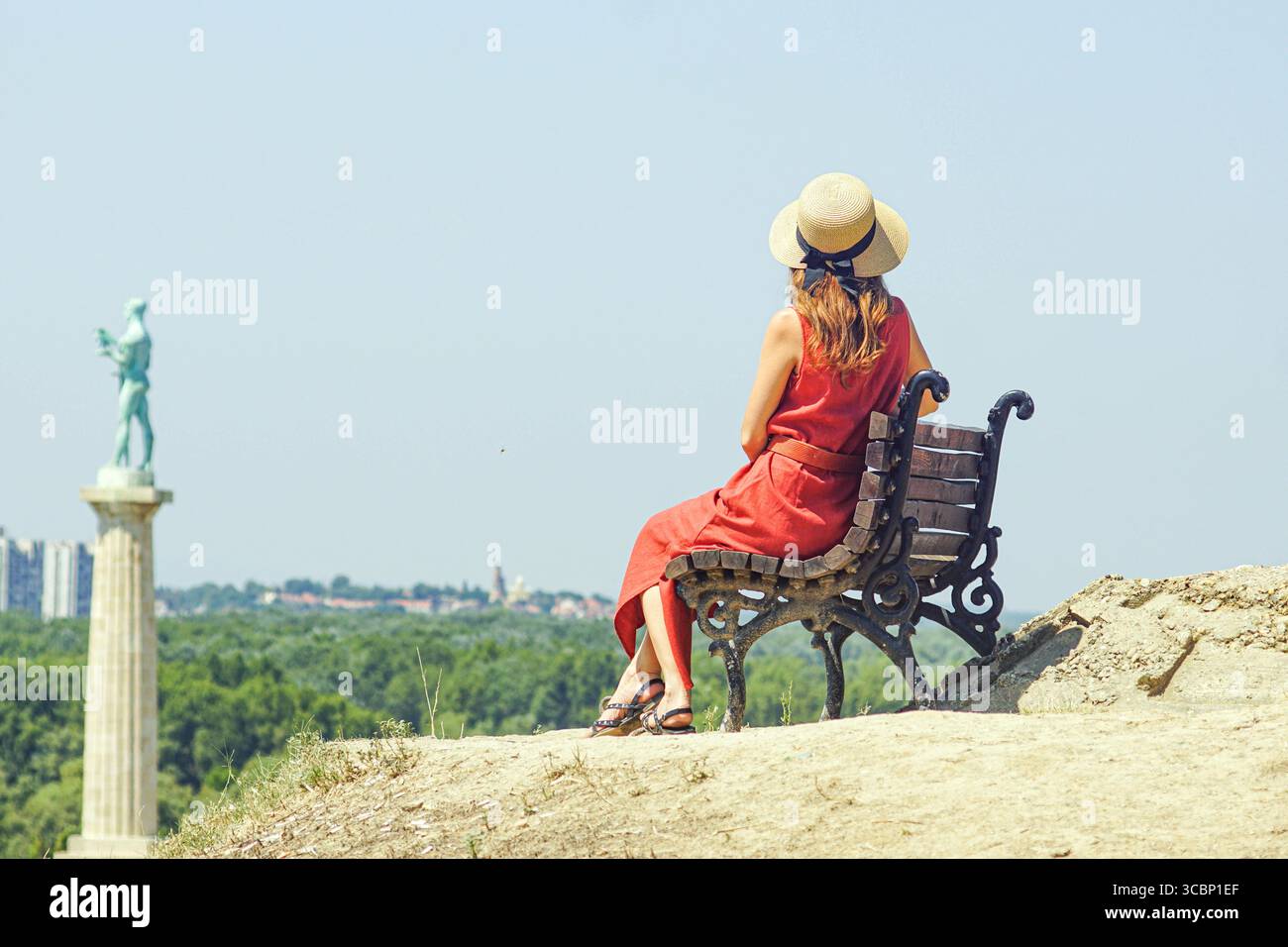Eine Frau sitzt auf einer Bank in der Festung Kalemegdan und blickt auf das Panorama der Stadt mit dem Pobednik-Denkmal. Konzept der Erkundung der europäischen Hauptstädte Stockfoto