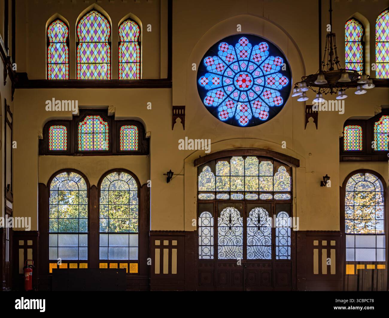Istanbul, Türkei - 10. November 2023: Großes Interieur des historischen Sirkeci Terminals mit kunstvollen Holzpaneelen und sterngemusterten Buntglasfenstern Stockfoto