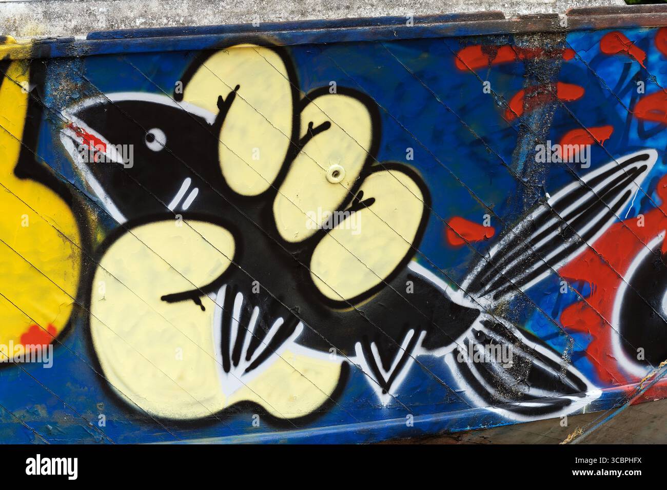 Graffiti auf einem Schiffswrack, Frankreich, Bretagne, Quelmer Stockfoto