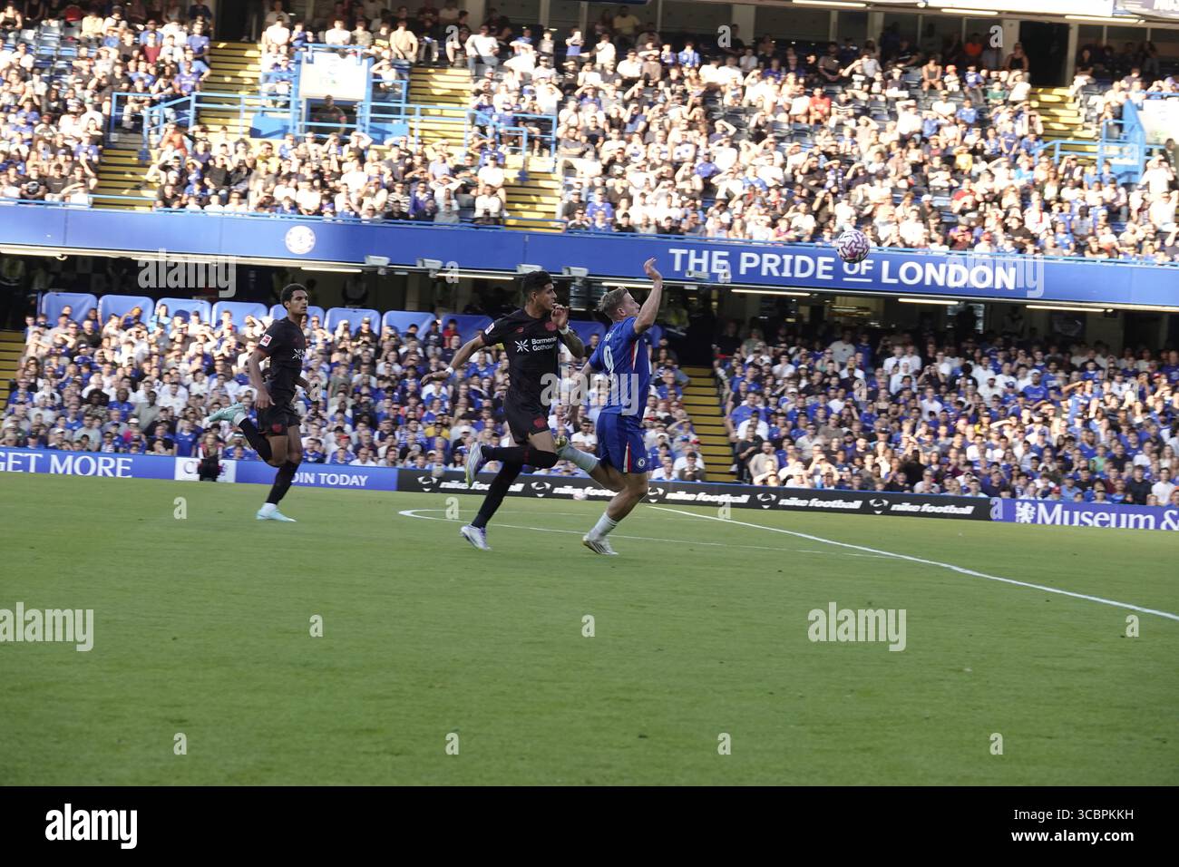 Chelsea, London, Großbritannien. August 2025. Rory Delap jagt während des ÔVisit Malta WeekenderÕ Friendly in Stamford Bridge, London, UK Credit: Motofoto/Alamy Live News einen verlorenen Fall im Chelsea Football Club gegen Bayer Leverkusen Stockfoto