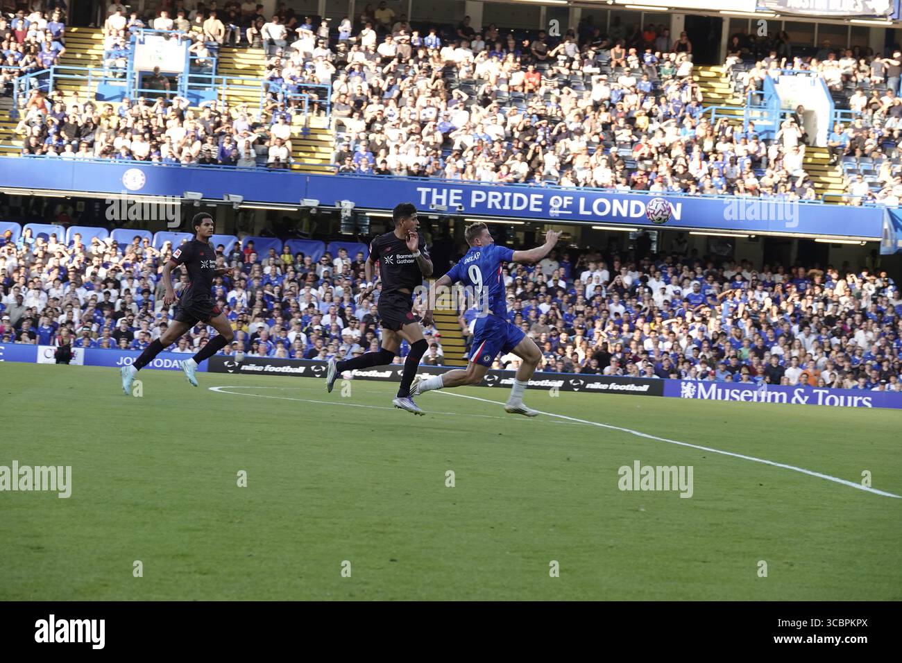 Chelsea, London, Großbritannien. August 2025. Rory Delap jagt während des ÔVisit Malta WeekenderÕ Friendly in Stamford Bridge, London, UK Credit: Motofoto/Alamy Live News einen verlorenen Fall im Chelsea Football Club gegen Bayer Leverkusen Stockfoto