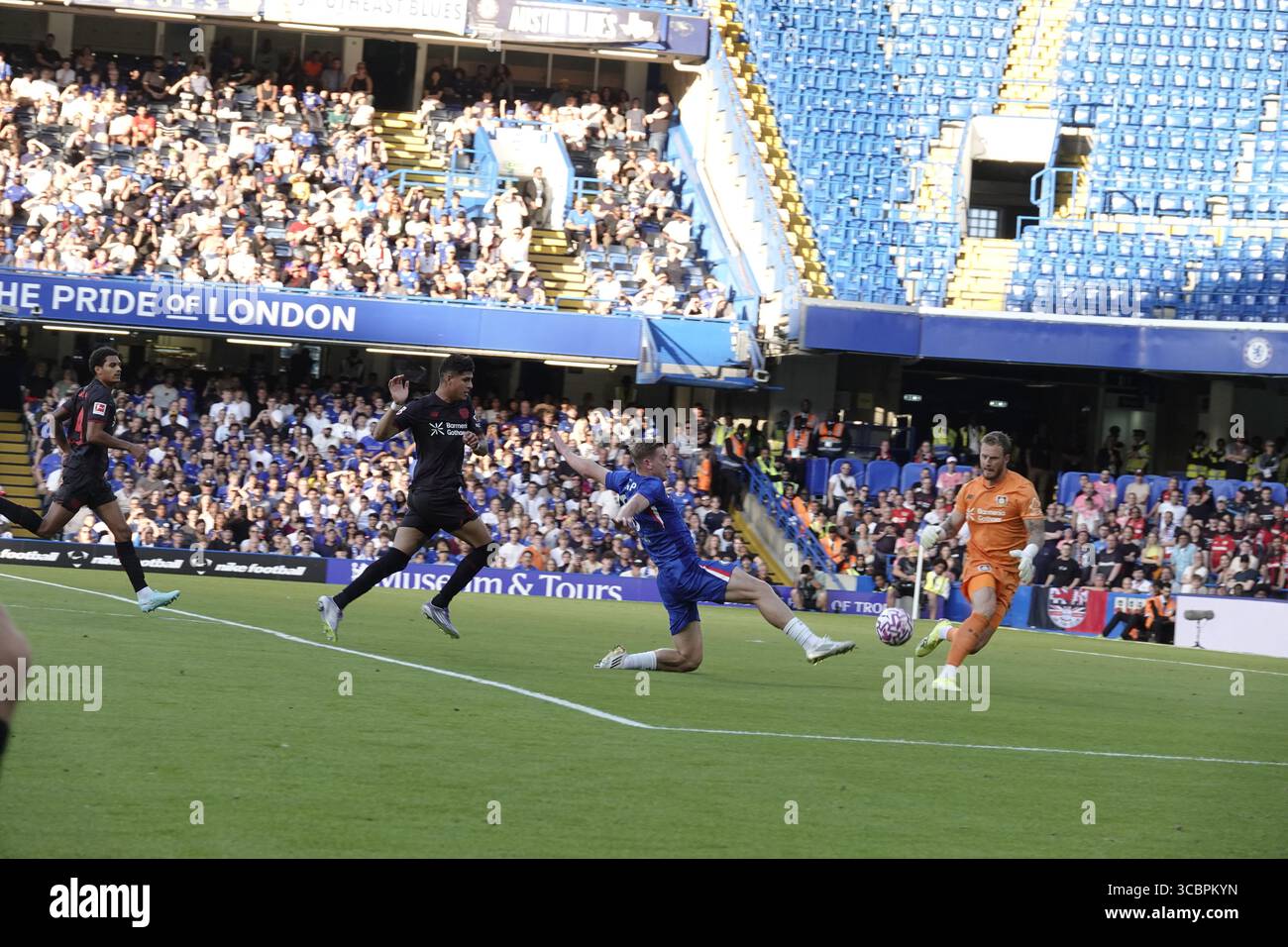 Chelsea, London, Großbritannien. August 2025. Rory Delap jagt während des ÔVisit Malta WeekenderÕ Friendly in Stamford Bridge, London, UK Credit: Motofoto/Alamy Live News einen verlorenen Fall im Chelsea Football Club gegen Bayer Leverkusen Stockfoto