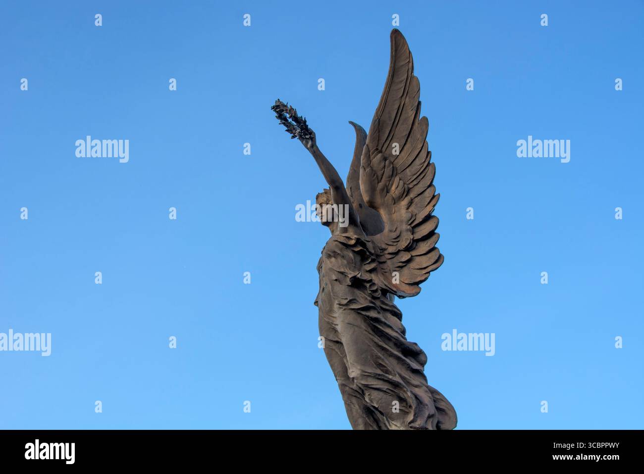 Denkmäler der Göttin des Sieges (geflügelte weibliche Figur) im Wetherby Riverside Walk, die Schnelligkeit und göttliche Präsenz symbolisiert Stockfoto Denkmäler der Göttin des Sieges (geflügelte weibliche Figur) im Wetherby Riverside Walk, die Schnelligkeit und göttliche Präsenz symbolisiert Stockfoto