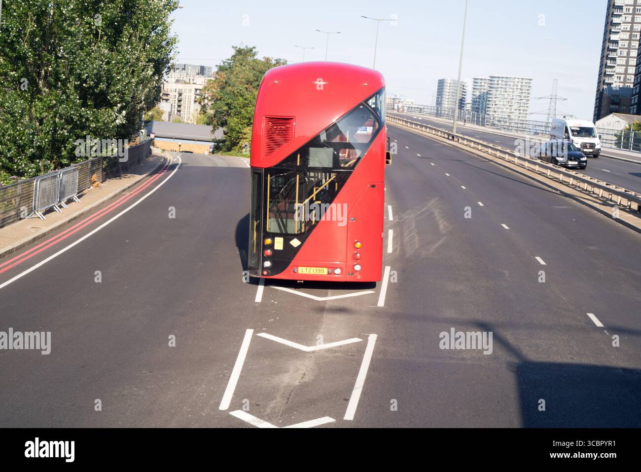 London, UK – 8. August 2025: Ein klassischer roter Londoner Doppeldeckerbus sitzt auf einer Zufahrtsstraße in der Nähe der Docklands Area und der Isle of Dogs nach einer mechanischen Panne stationär und wartet darauf, von Bergungsdiensten gerettet zu werden. Quelle: Glosszoom/Alamy Live News. Stockfoto