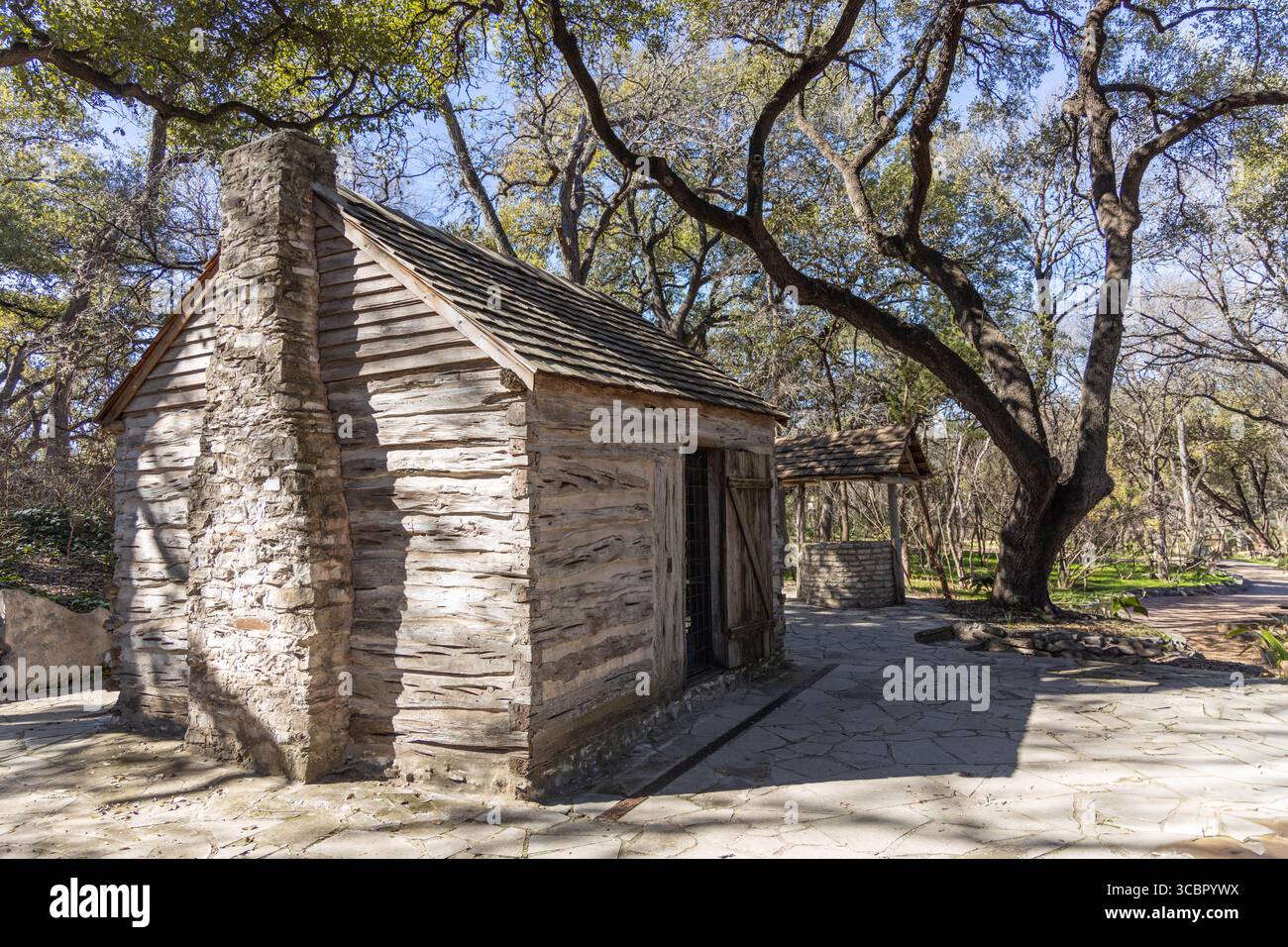 Alte historische schwedische Blockhütte, die von frühen Siedlern in Austin, Texas, erbaut wurde und rustikale Pionierarchitektur und kulturelles Erbe zeigt. Stockfoto
