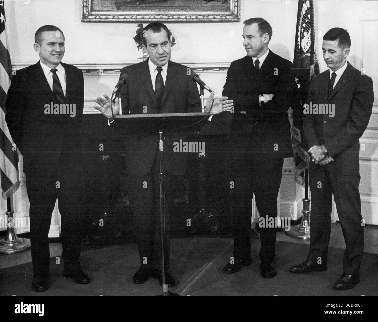 US-Präsident Richard M Nixon begrüßt die Apollo 8 Astronauten am 30. Januar 1969 im Weißen Haus in Washington, D.C. USA. Im Bild von links nach rechts: Kommandant Frank Borman, Präsident Nixon, Pilot James Lovell und Pilot des Mondmoduls William anders. Die Apollo 8-Mission war der erste bemannte Flug zum Mond. Quelle: Benjamin E. „Gene“ Forte – CNP Stockfoto US-Präsident Richard M Nixon begrüßt die Apollo 8 Astronauten am 30. Januar 1969 im Weißen Haus in Washington, D.C. USA. Im Bild von links nach rechts: Kommandant Frank Borman, Präsident Nixon, Pilot James Lovell und Pilot des Mondmoduls William anders. Die Apollo 8-Mission war der erste bemannte Flug zum Mond. Quelle: Benjamin E. „Gene“ Forte – CNP Stockfoto
