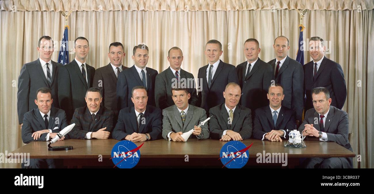 Offizielles Porträt der sieben ursprünglichen Mercury-Astronauten sowie neuer Mitglieder des Astronautenkorps, aufgenommen am 19. Februar 1963. Von links nach rechts sitzen: Gordon Cooper, Gus Grissom, Scott Carpenter, Wally Schirra, John Glenn, Alan Shepard und Deke Slayton. Von links nach rechts stehen: Edward White, James McDivitt, John Young, Elliot See, Charles Conrad, Frank Borman, Neil Armstrong, Thomas Stafford und James Lovell. Quelle: NASA über CNP/MediaPunch Stockfoto Offizielles Porträt der sieben ursprünglichen Mercury-Astronauten sowie neuer Mitglieder des Astronautenkorps, aufgenommen am 19. Februar 1963. Von links nach rechts sitzen: Gordon Cooper, Gus Grissom, Scott Carpenter, Wally Schirra, John Glenn, Alan Shepard und Deke Slayton. Von links nach rechts stehen: Edward White, James McDivitt, John Young, Elliot See, Charles Conrad, Frank Borman, Neil Armstrong, Thomas Stafford und James Lovell. Quelle: NASA über CNP/MediaPunch Stockfoto