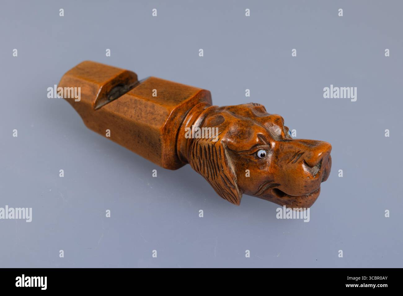 Geschnitzte Hundepfeife, vielleicht Walnuss. 19. Jahrhundert. Stockfoto