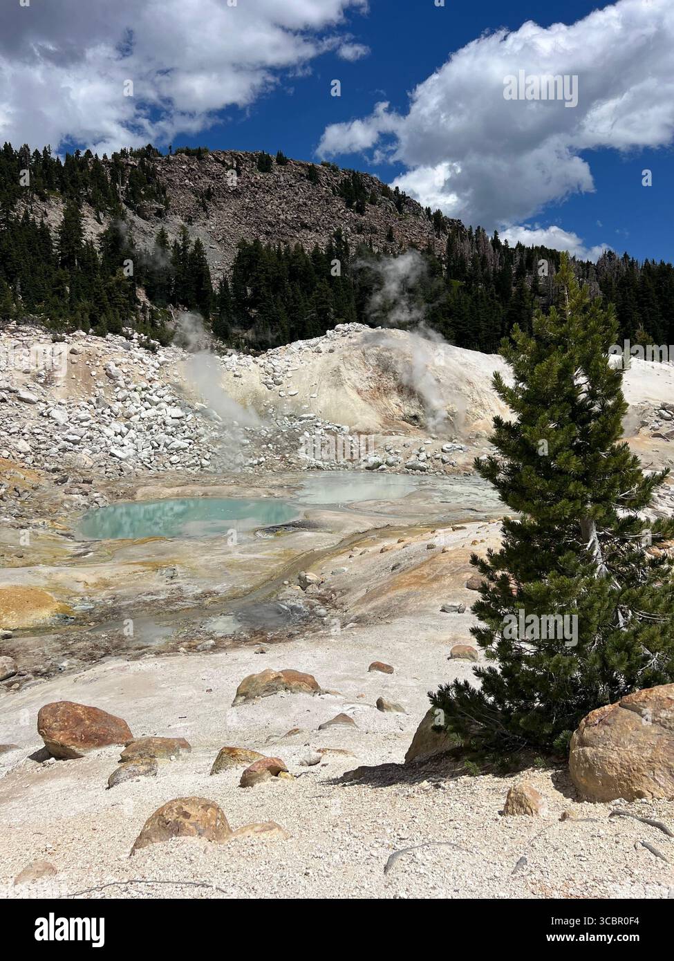 Mineralreiche Thermalbecken und Kieselgelterrassen im Bumpass Hell Hydrothermal Field, Lassen Volcanic National Park, zeigen aktive geothermische Prozesse. - Smartphone-aufgenommenes Stockfoto