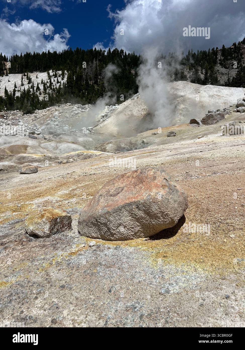 Aktive geothermische Merkmale dokumentieren die anhaltenden vulkanischen Prozesse im geschützten Wildnisgebiet und zeigen thermische Quellen und Mineralformationen. - Smartphone-aufgenommenes Stockfoto