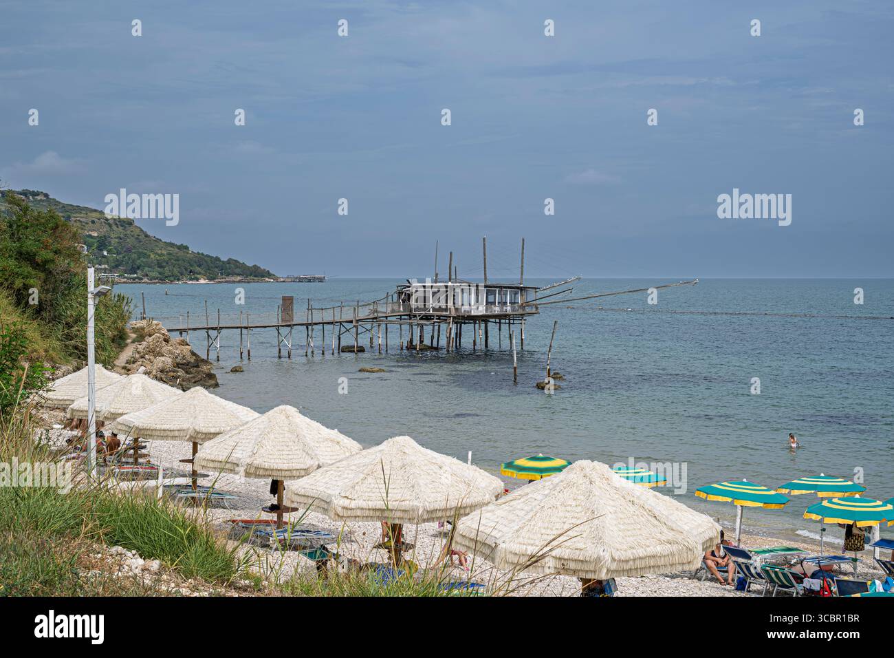 Der Punta Rocciosa Trabocco entlang der Küste von trabocchi, Fossacesia Marina, Provinz Chieti, Abruzzen, Italien Stockfoto