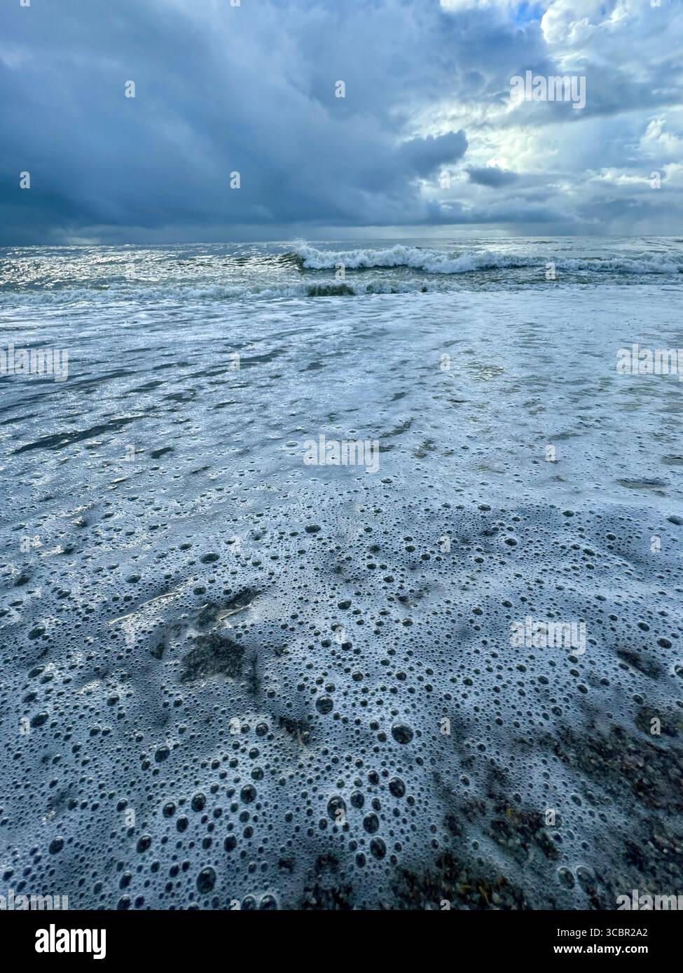 Stürmischer Himmel und schaumiges Meer Stockfoto