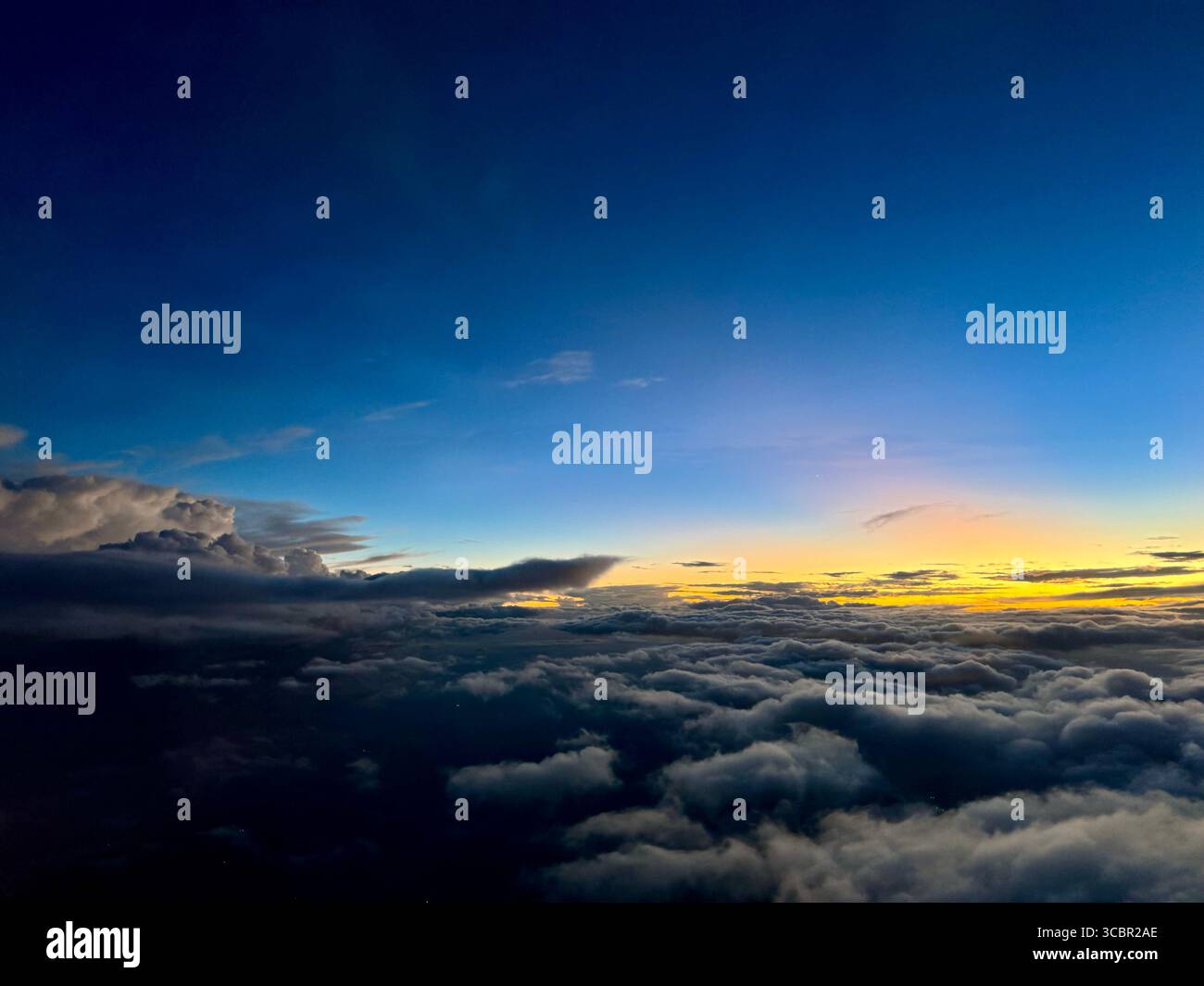 Blick auf den Sonnenuntergang über den Wolken - Smartphone-aufgenommenes Stockfoto