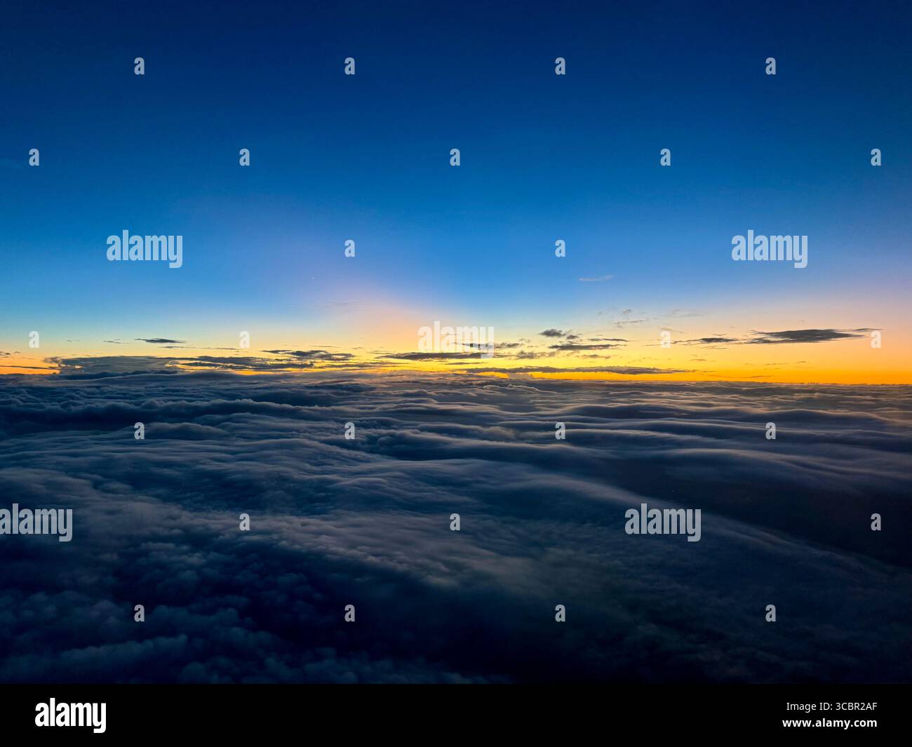 Sonnenuntergang über den Wolken - Smartphone-aufgenommenes Stockfoto