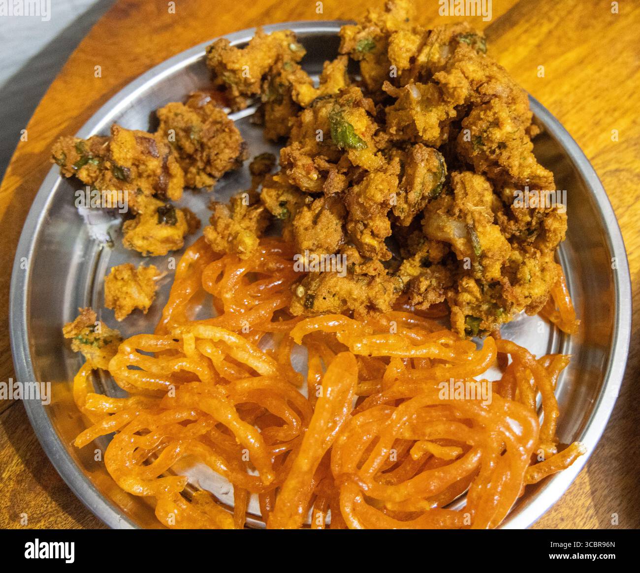 indisches Street Food Jalebi mit Pakode im Innenbereich Stockfoto