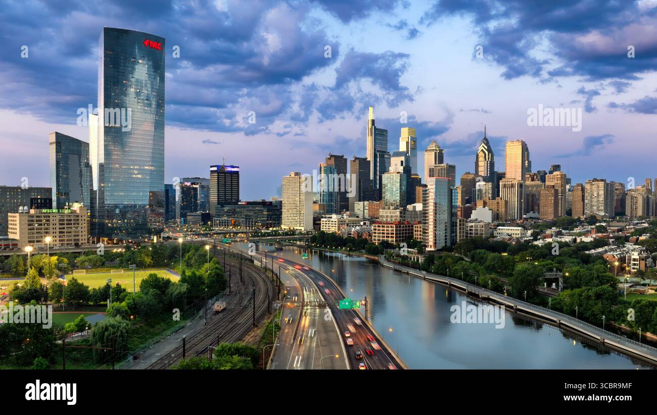 Ein lebhaftes Stadtbild bietet einen belebten Highway am Schuylkill River, mit modernen Wolkenkratzern von Philadelphia, Pennsylvania, im Bundesstaat B Stockfoto