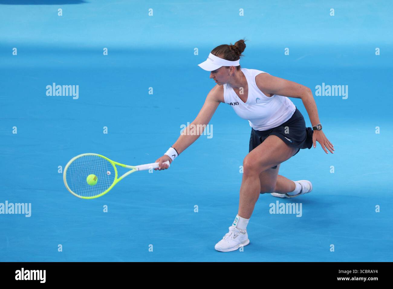 Mason, Ohio, USA. August 2025. Mason, Ohio; Cincinnati Open Tennis Turnier - 2025 08 08 - Barbora Krejcikova spielt einen Ball gegen die Gegnerin Alycia Parks. - Foto von Wally Nell/ZUMAPress (Foto: © Wally Nell/ZUMA Press Wire) NUR REDAKTIONELLE VERWENDUNG! Nicht für kommerzielle ZWECKE! Stockfoto