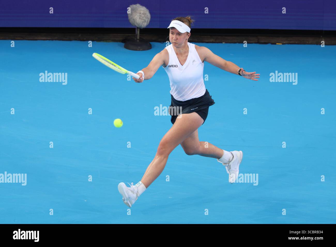 Mason, Ohio, USA. August 2025. Mason, Ohio; Cincinnati Open Tennis Turnier - 2025 08 08 - Barbora Krejcikova spielt einen Ball gegen die Gegnerin Alycia Parks. - Foto von Wally Nell/ZUMAPress (Foto: © Wally Nell/ZUMA Press Wire) NUR REDAKTIONELLE VERWENDUNG! Nicht für kommerzielle ZWECKE! Stockfoto